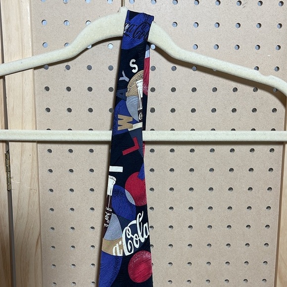 🍀5/$25🍀 Vintage Coca-Cola Tie - Picture 4 of 8